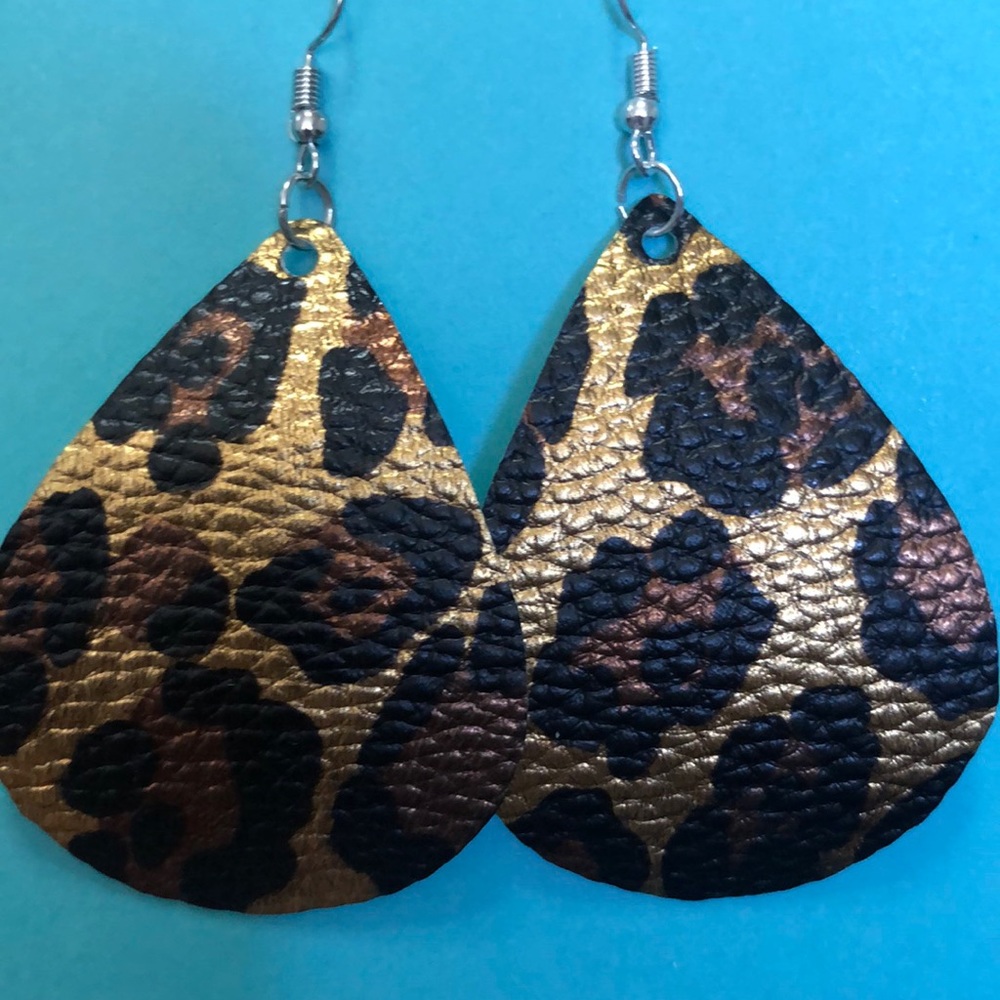 Single layer tear drop leather earrings